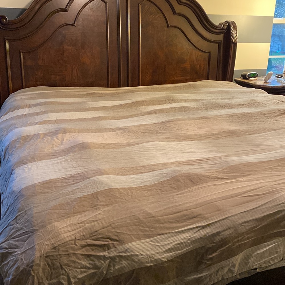 King size Calvin Klein duvet cover.striped in neutral colors - Picture 1 of 8